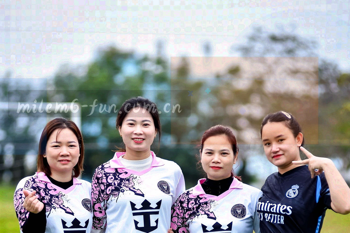 夜间球场通道尽头的暖光与看台入口，画面无人脸，强调纵深与引导感