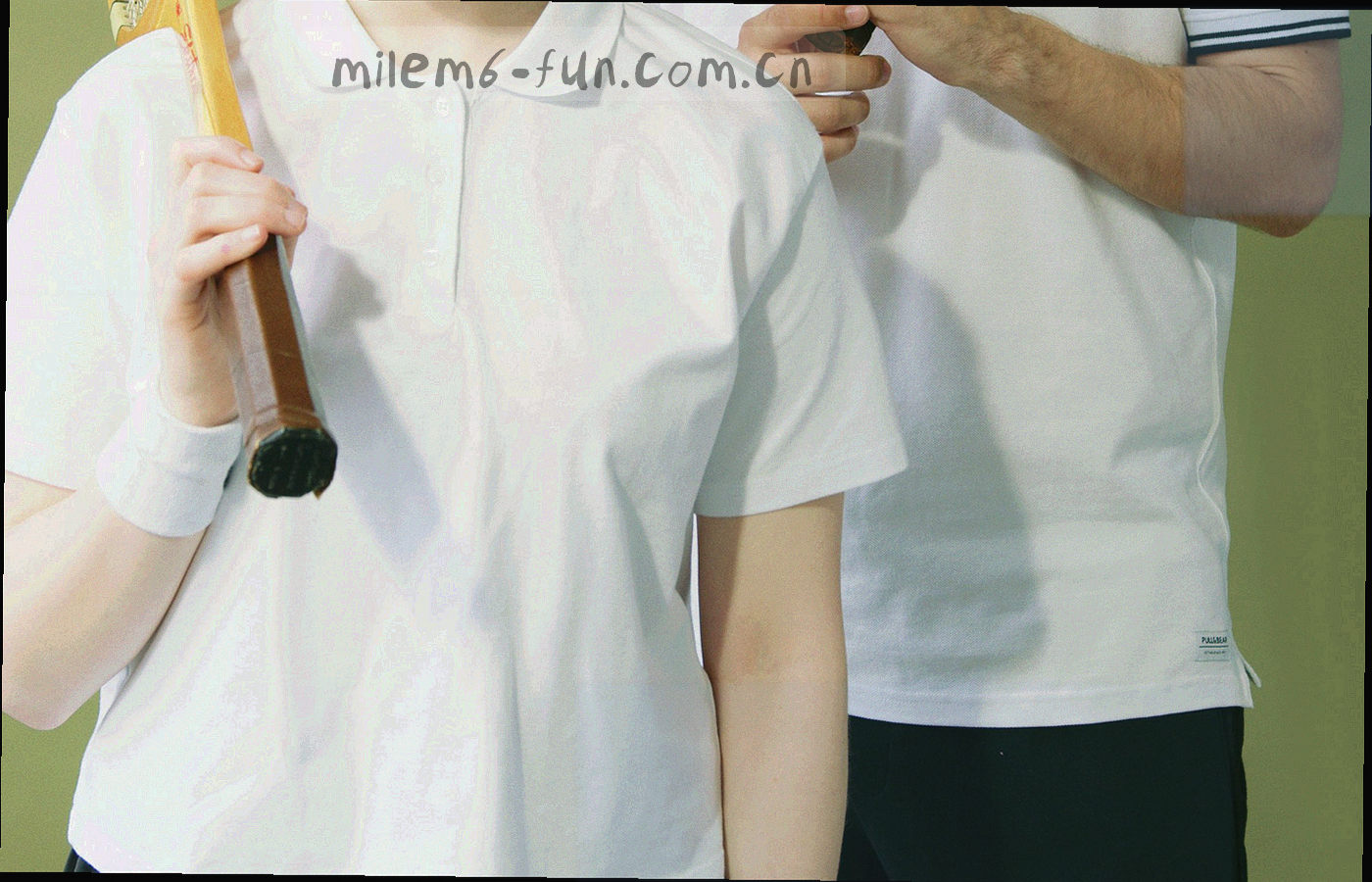 俯拍米乐赛场编辑工作台，屏幕显示赛程表格与标注色块，画面中只见操作键盘的手部