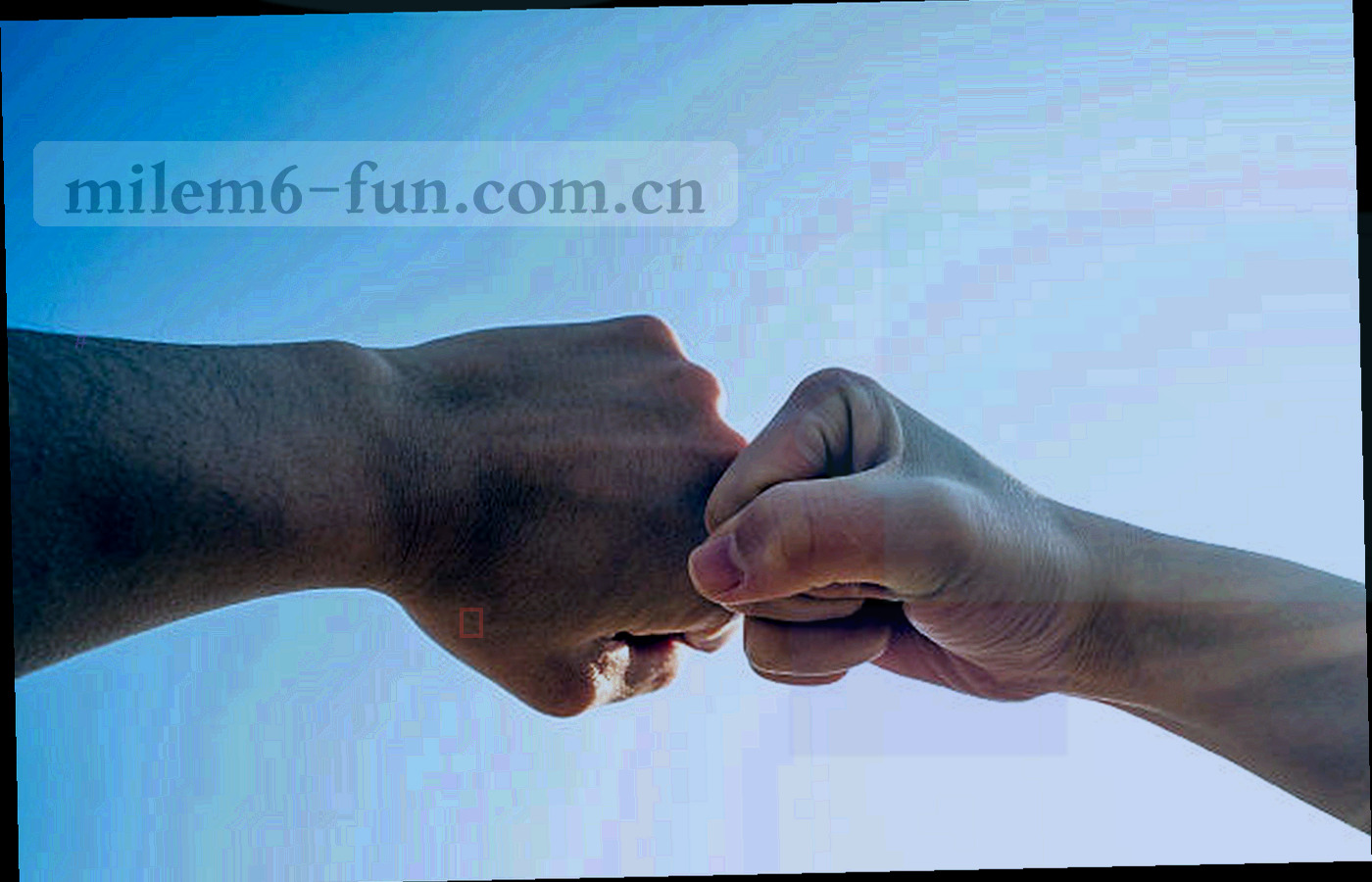 虚化的观众席光点叠加抽象数据轨迹，像转播画面上的战术图层